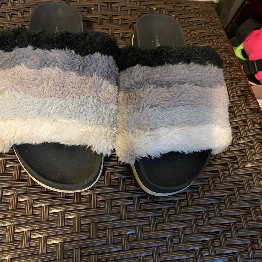 Cute size 5-6 (sm) fuzzy indoor outdoor slippers